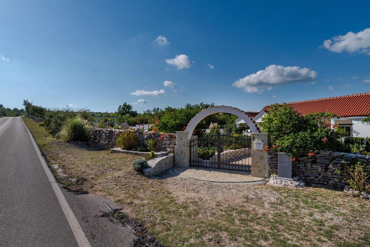 House Camellia With Fenced Pool And Playground Villa Blizna Donja Exterior foto