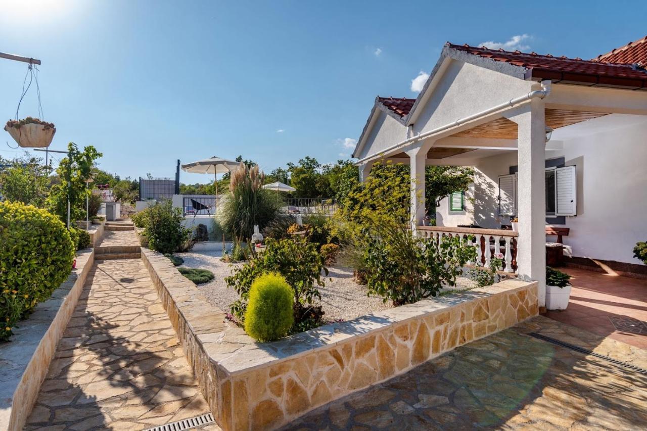 House Camellia With Fenced Pool And Playground Villa Blizna Donja Exterior foto