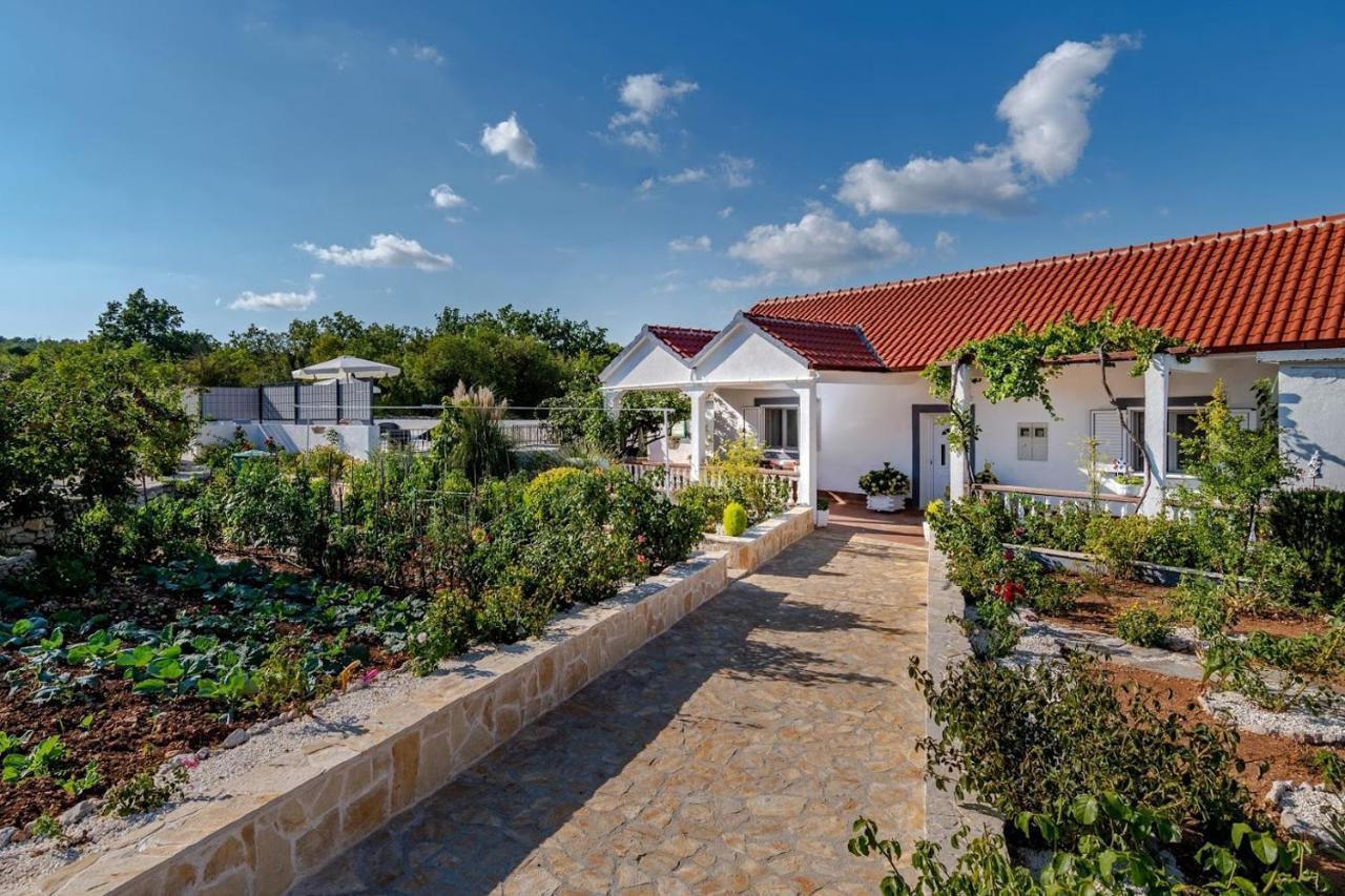 House Camellia With Fenced Pool And Playground Villa Blizna Donja Exterior foto