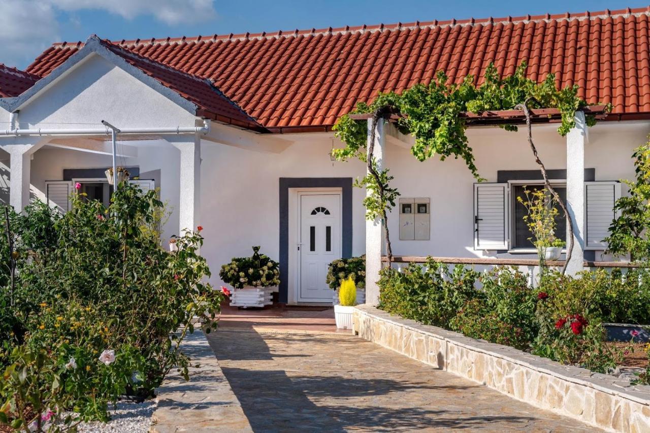 House Camellia With Fenced Pool And Playground Villa Blizna Donja Exterior foto