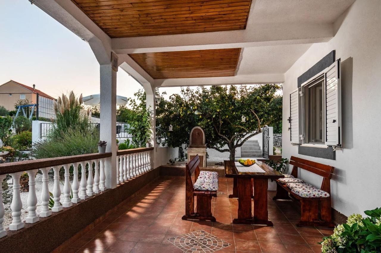 House Camellia With Fenced Pool And Playground Villa Blizna Donja Exterior foto